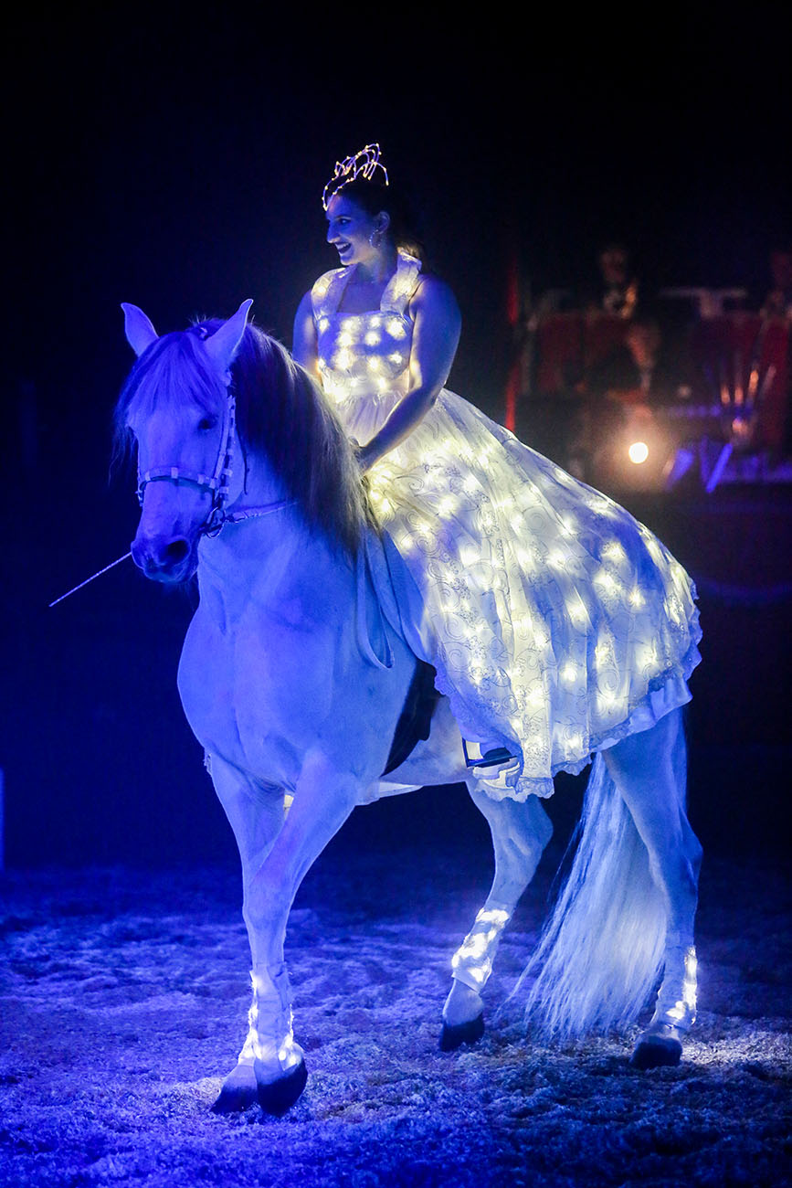 Ilaria Togni in un momento suggestivo del quadro equestre (Foto C. Roullin)