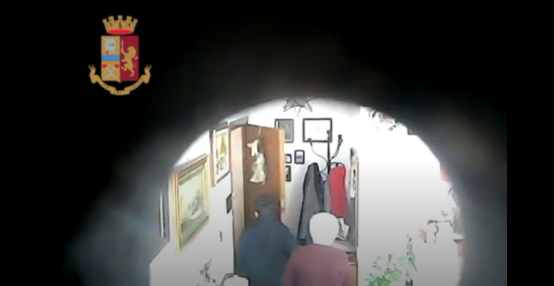 Mamma e figlia derubano l’anziana vicina a Verona VIDEO