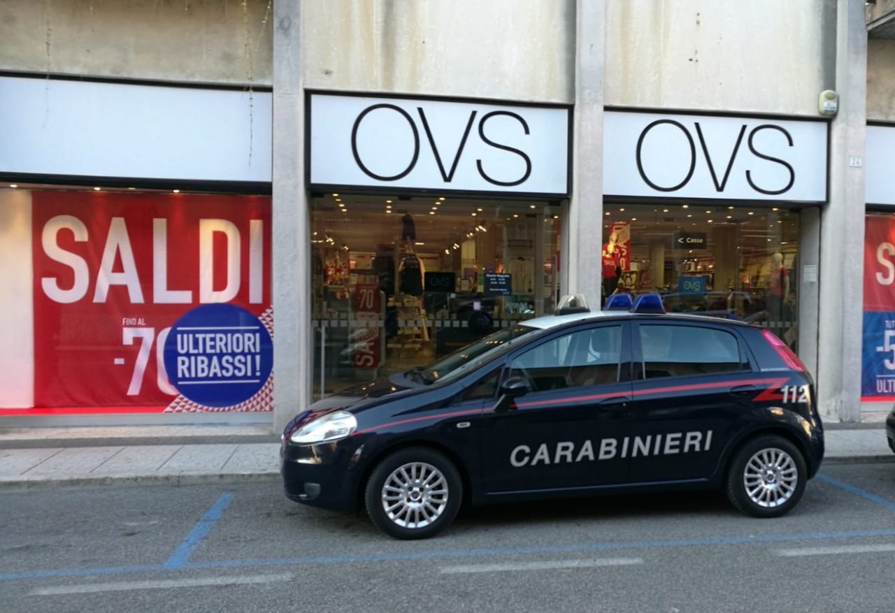 Ruba un giubbino di 50 euro, arrestato dai carabinieri