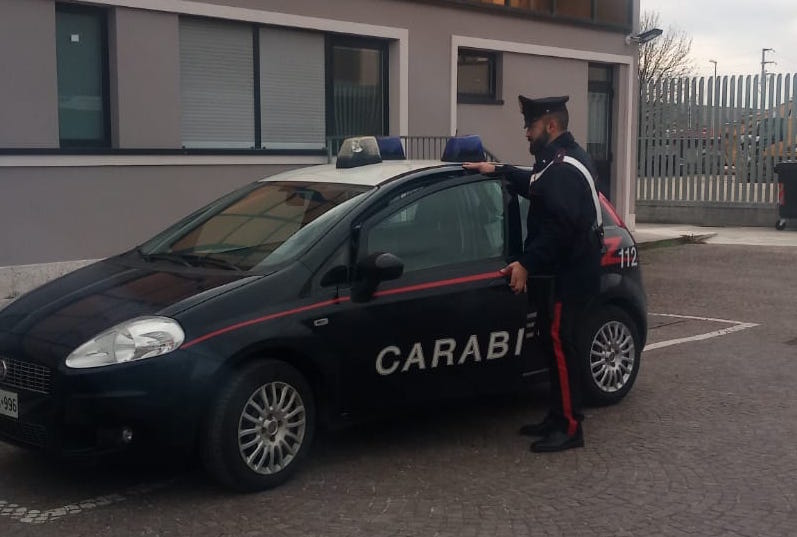 Ubriaco distrugge il bar a Legnago e resiste all’arresto: è già libero