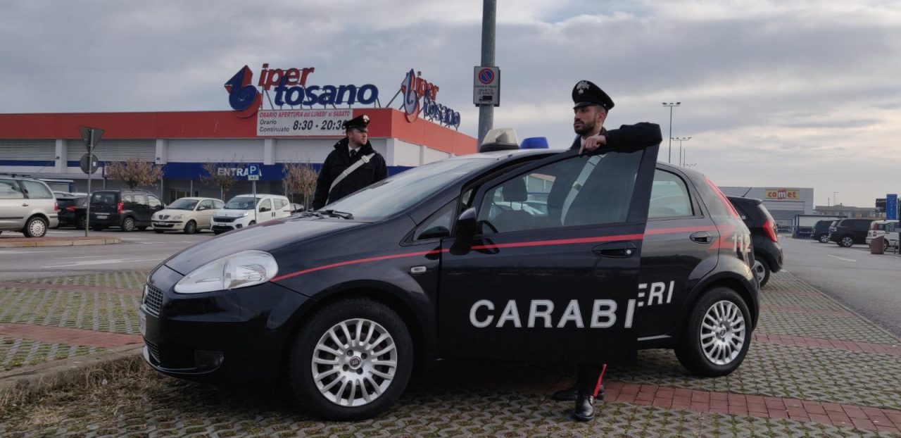 Madre e figlio minorenne provano a scassinare auto: arrestati