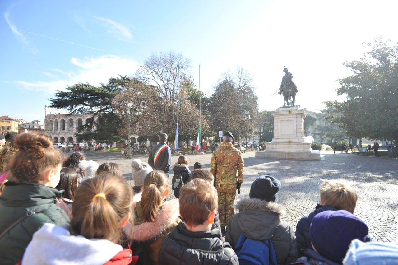 Alzabandiera degli alunni in piazza Bra a Verona