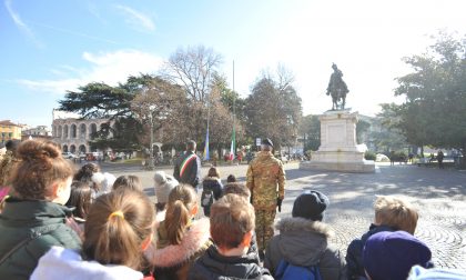 Alzabandiera degli alunni in piazza Bra a Verona