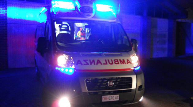 Scontro tra auto e moto nella tarda serata, ferita una persona