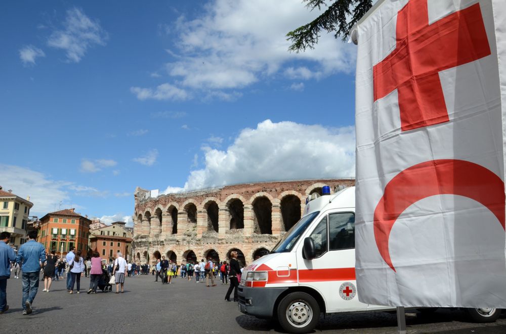 La Croce Rossa in piazza Bra per la campagna “Non sono un bersaglio”