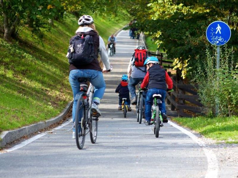 Ciclabili, l’ambizioso piano della Regione per le ciclovie del Garda e del Sole