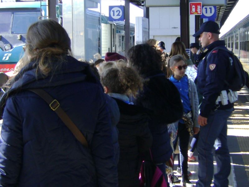 A lezione sul treno con la polizia ferroviaria