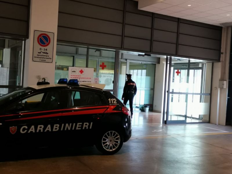 Paura al pronto soccorso, 24enne dà di matto e minaccia il personale sanitario