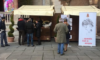 Violenza sulle donne, polizia in piazza per non far sentire sole le vittime