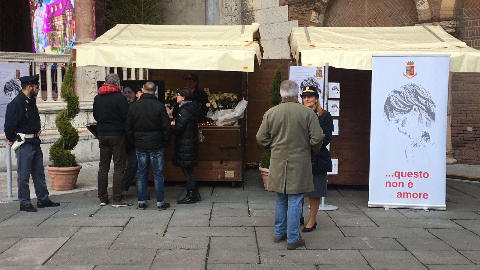 Violenza sulle donne, polizia in piazza per non far sentire sole le vittime