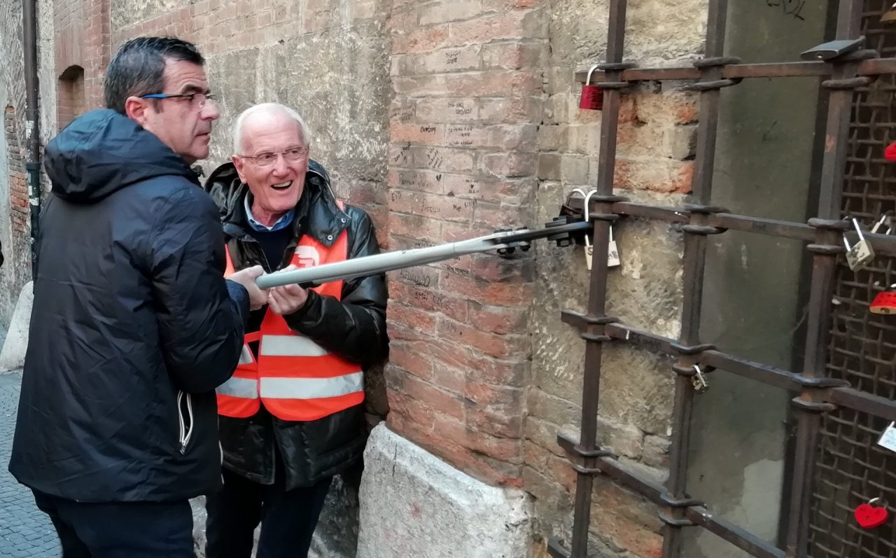 Lucchetti dell’amore a Verona in corso la rimozione