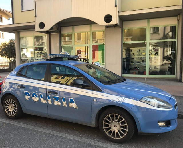 Ruba al supermercato e poi spintona i dipendenti per scappare