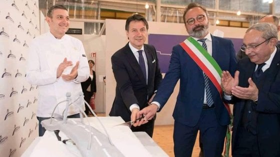 Conte taglia una torta a forma di ponte a Valeggio, è polemica