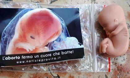 Il feto di plastica gadget distribuito al Congresso delle famiglie di Verona