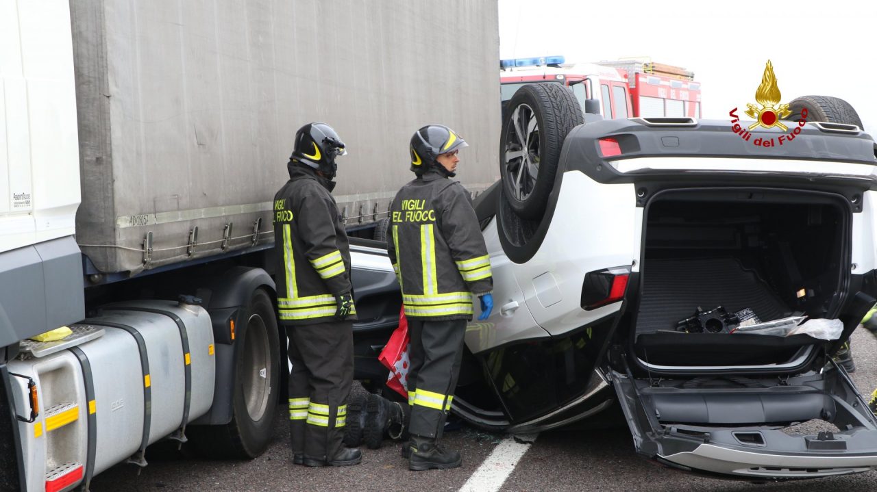 Incidente in autostrada A4 auto si ribalta FOTO