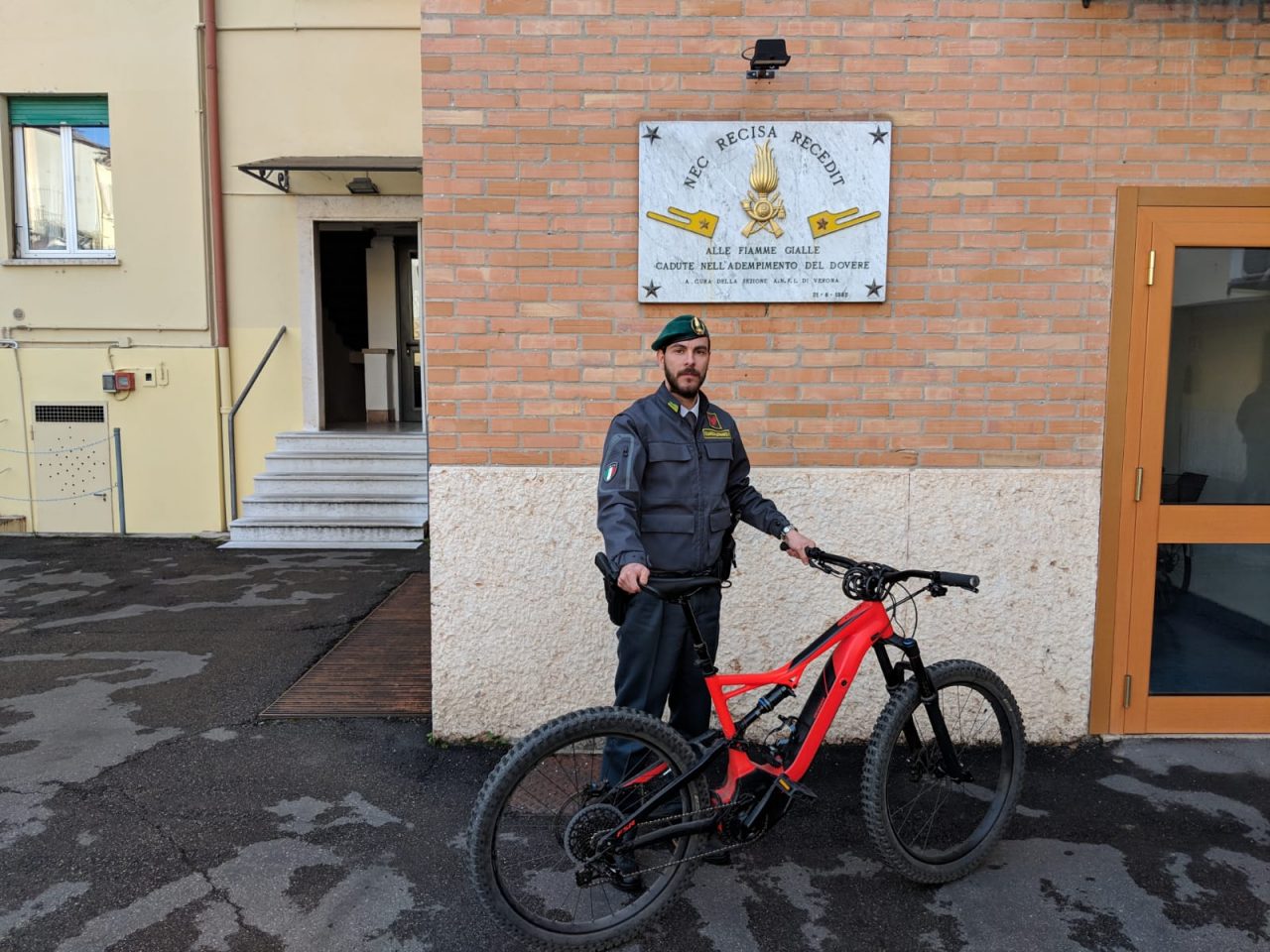 Ruba bicicletta elettrica davanti alla caserma della Finanza