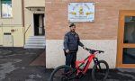 Ruba bicicletta elettrica davanti alla caserma della Finanza