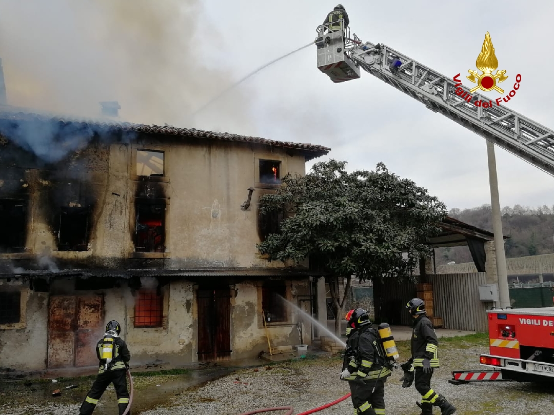 Incendio in un casolare di Sommacampagna FOTO e VIDEO