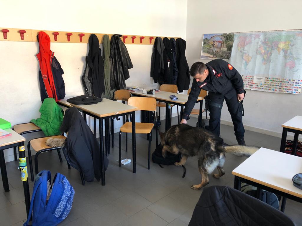 Droga vicino alla scuola, intervento dei carabinieri a Colognola ai Colli
