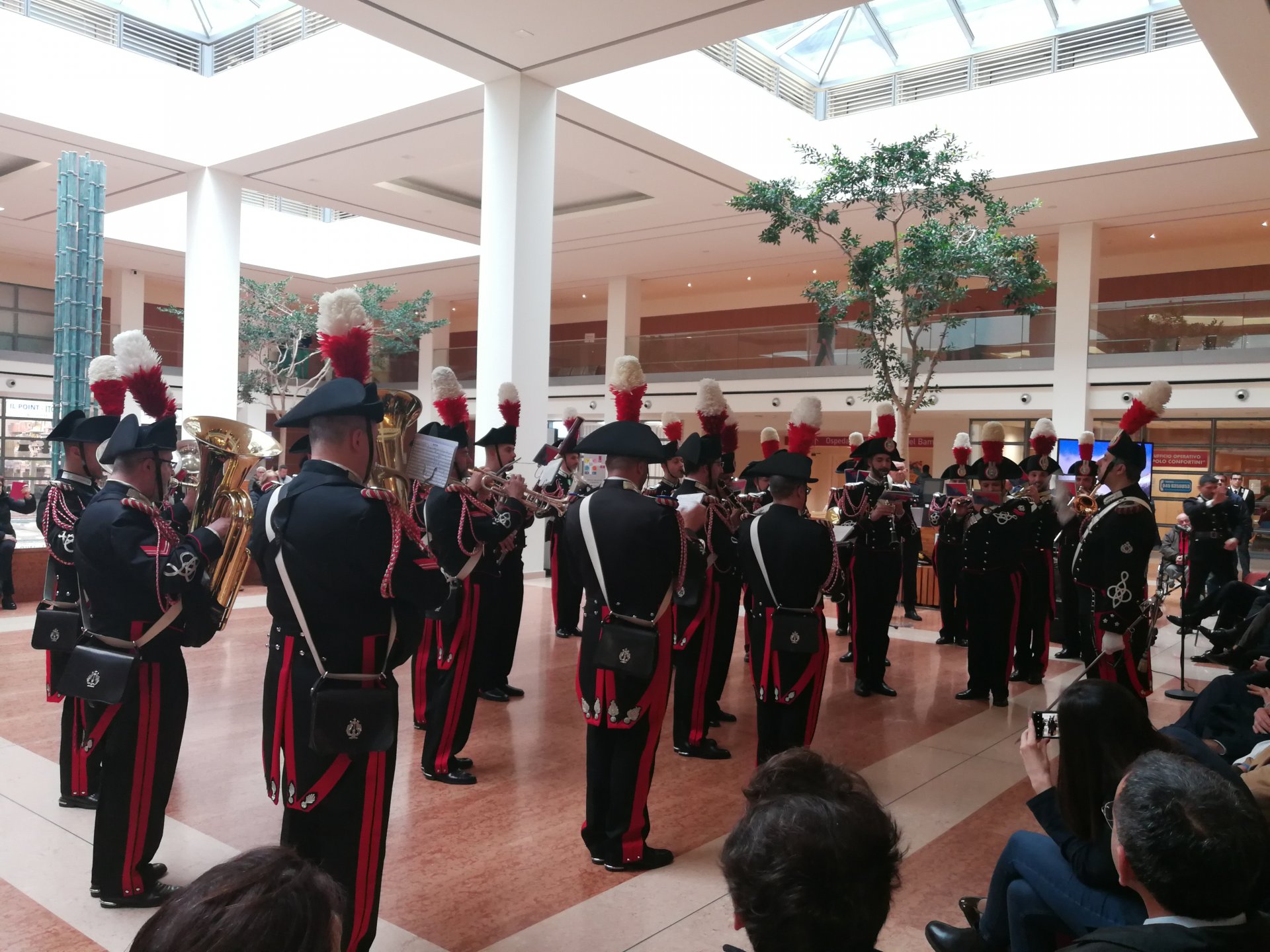 La fanfara dei Carabinieri all'ospedale di Borgo Trento