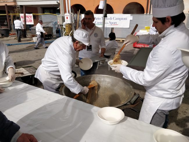 Bigolada Castel d’Ario: centinaia di persone in piazza per la tradizione VIDEO