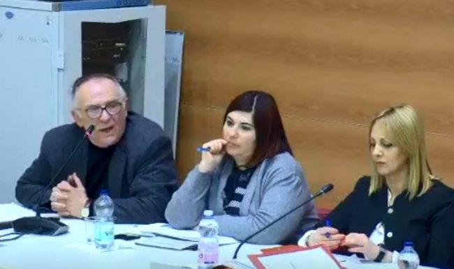 Le donne nascono fertili o inutili silurato l’assessore