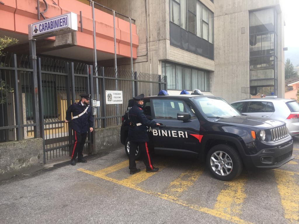 Ruba soldi alla compagna del capo arrestato a Monteforte