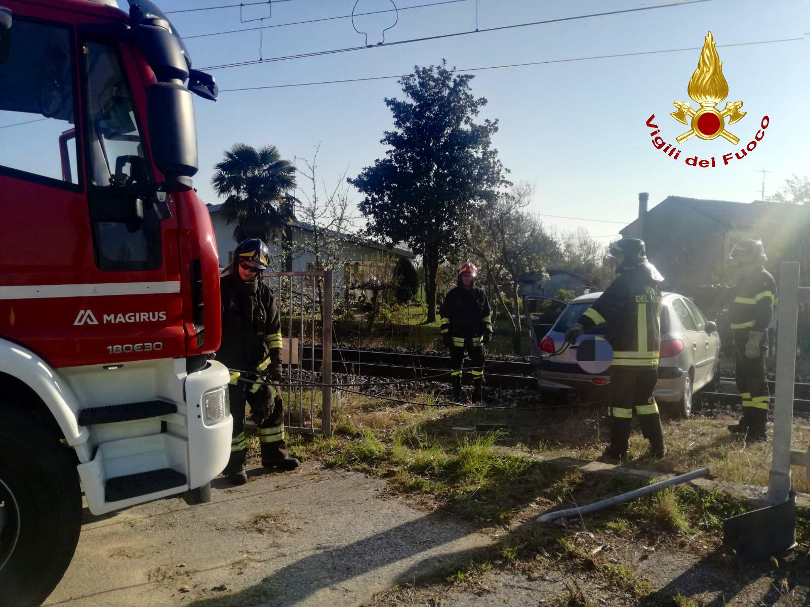 Auto perde il controllo e finisce sui binari FOTO