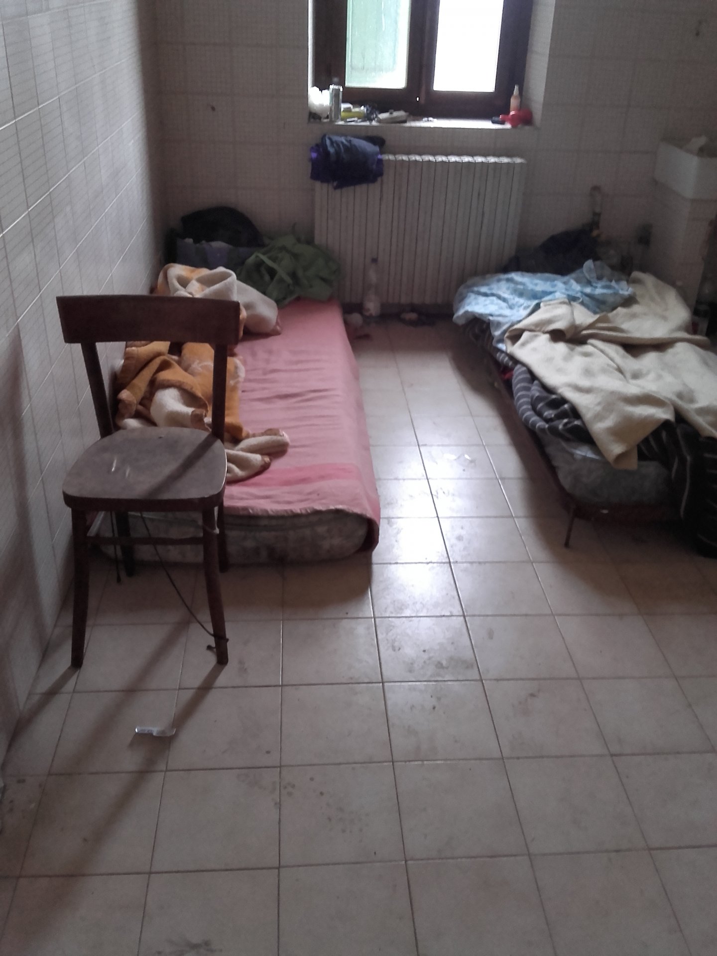 Ex caserma Riva di Villasanta scoperto maxi dormitorio FOTO