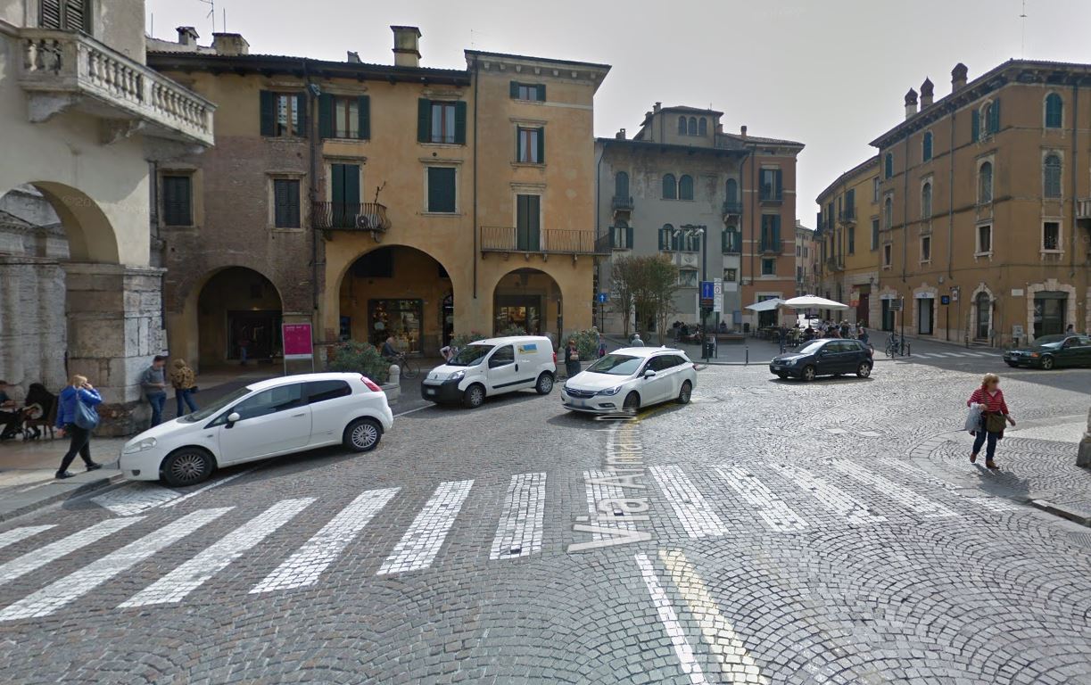 Fiat punto urta ragazzo a Porta Borsari