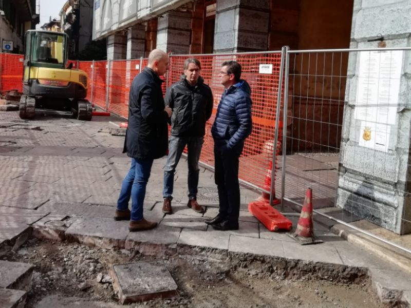 Nuova pavimentazione in piazza Erbe, partiti i lavori