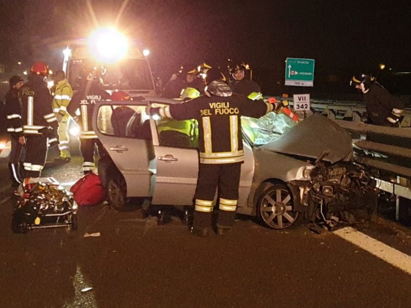 Auto finisce contro guard rail per evitare carrello in mezzo all’A4 FOTO