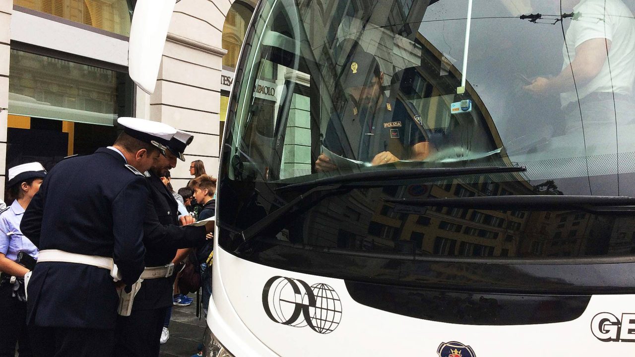 Troppe irregolarità, bloccato bus della gita scolastica