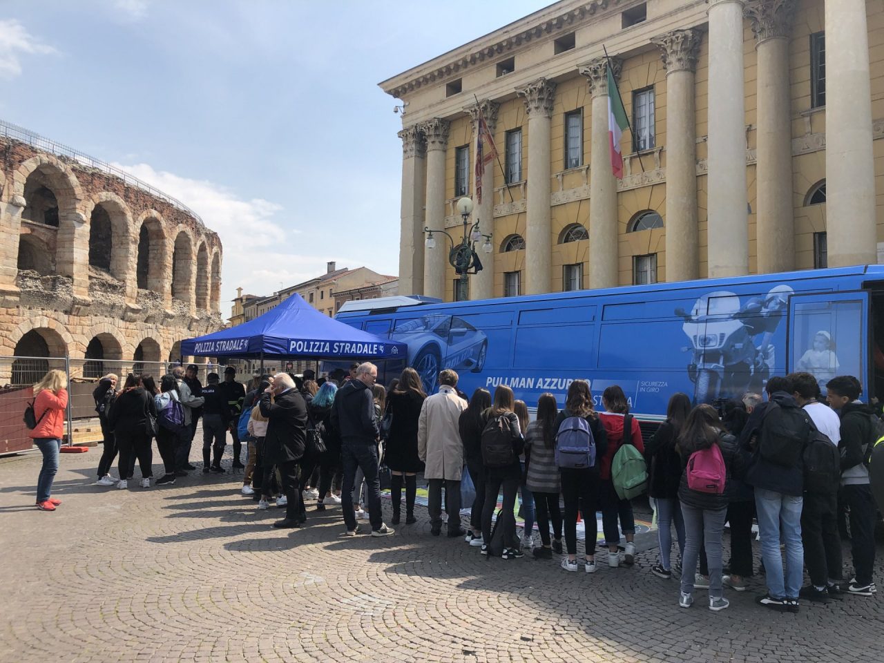Pullman azzurro della Polizia in Piazza Bra a bordo anche il Prefetto