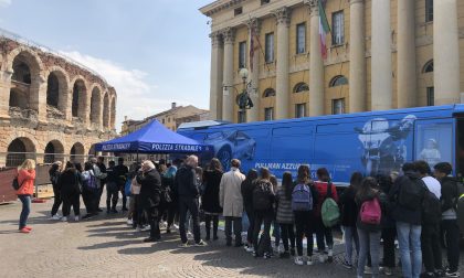 Pullman azzurro della Polizia in Piazza Bra a bordo anche il Prefetto