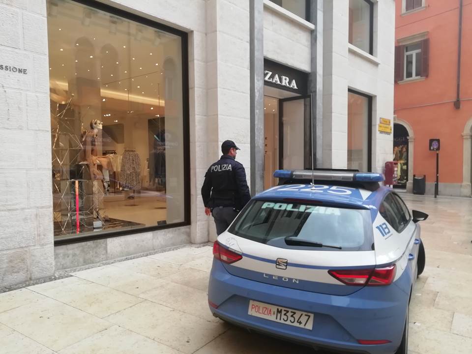Ruba un portafoglio con 300 euro da Zara ventiseienne arrestata dalla Polizia