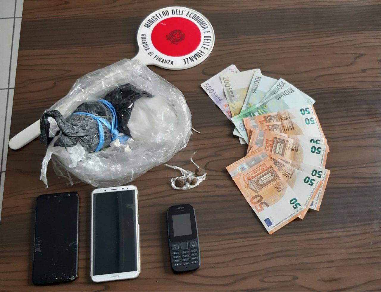 Fugge sulla Transpolesana con 100mila euro di cocaina a bordo