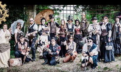 Piazza Bra invasa da personaggi dell'800 arrivano gli Steampunk