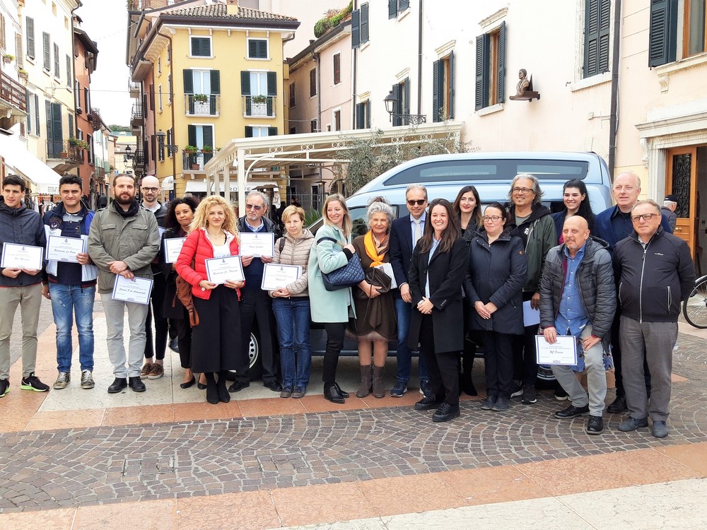 Quasi 30 aziende prestano per quattro anni un veicolo per il trasporto anziani a Bardolino