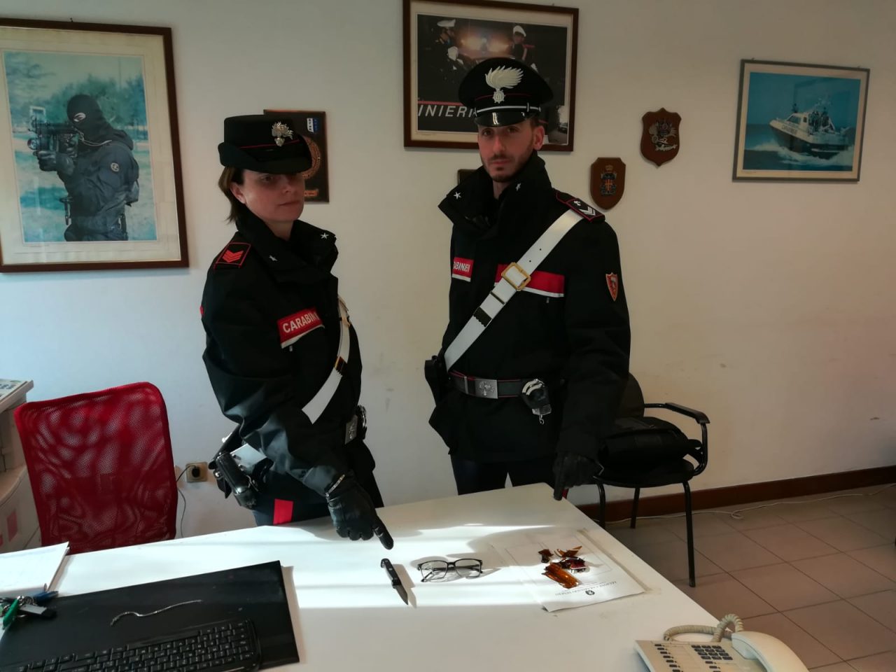 Uno colpisce una militare e le dà della prostituta, l’altro lancia bottiglie contro la caserma: arrestati due esagitati