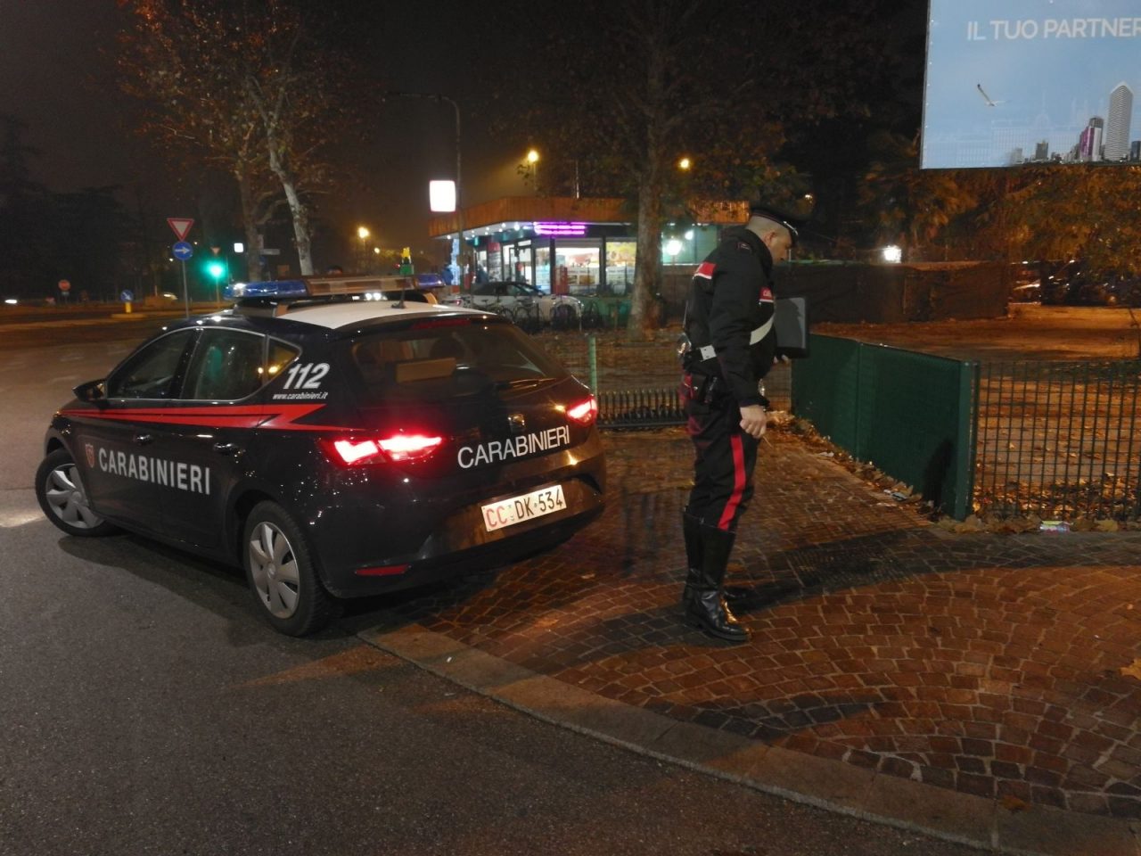 Inseguimento a piedi per le vie della città, arrestato spacciatore