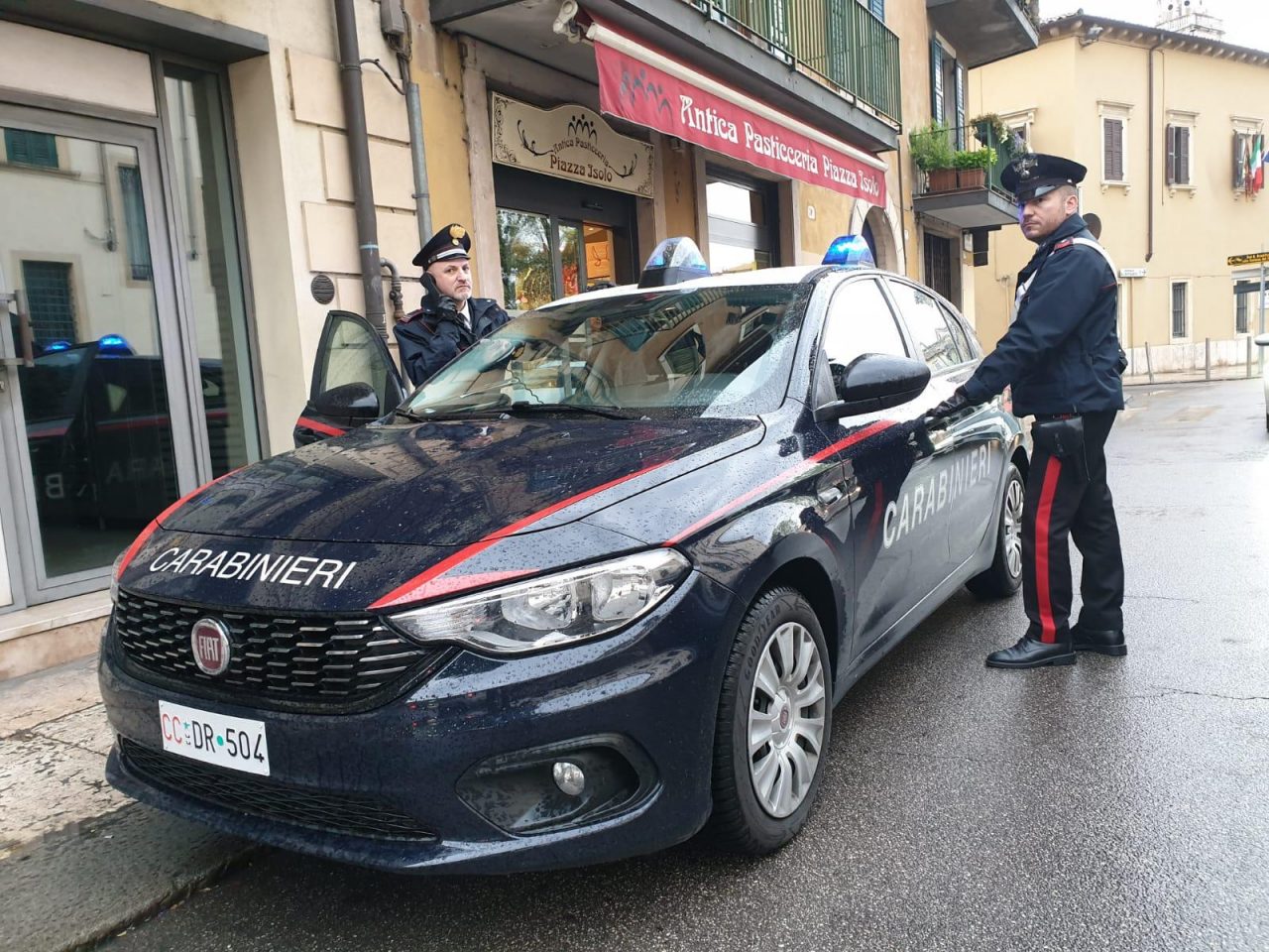 Si altera per un normale controllo e inizia a colpire i carabinieri