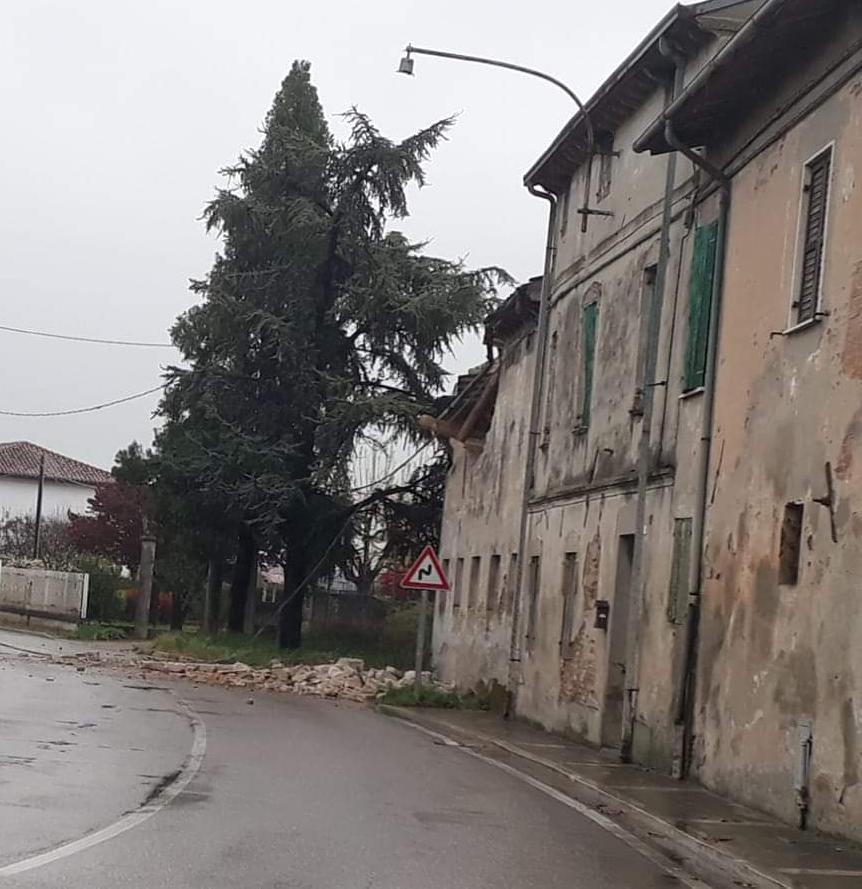Crolla il tetto di un edificio, chiusa parte di via Roma a Oppeano