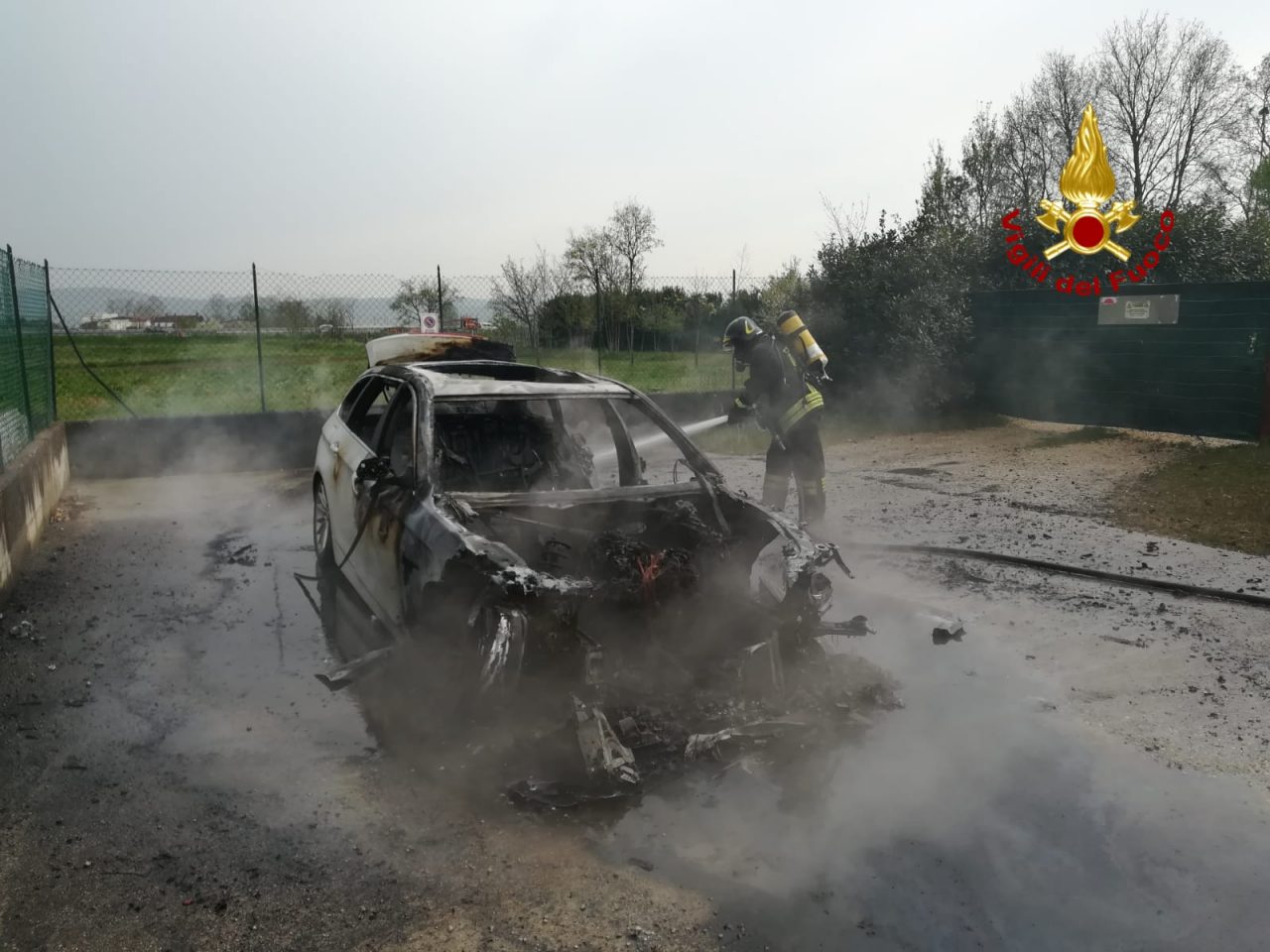 Entra nel garage di casa ma la sua auto prende completamente fuoco FOTO