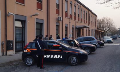 Calci e pugni ai carabinieri, arrestato diciannovenne