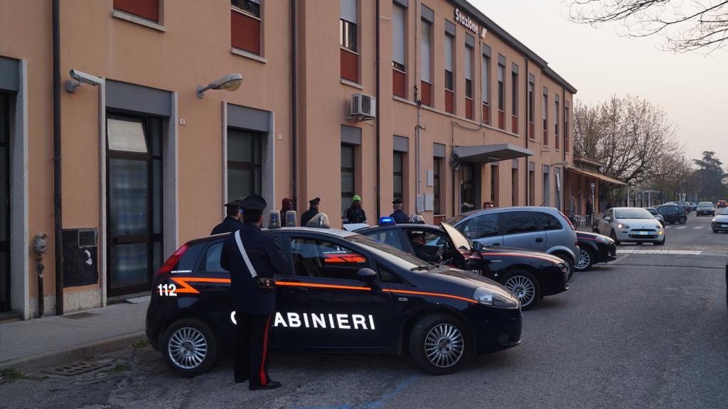 Calci e pugni ai carabinieri, arrestato diciannovenne