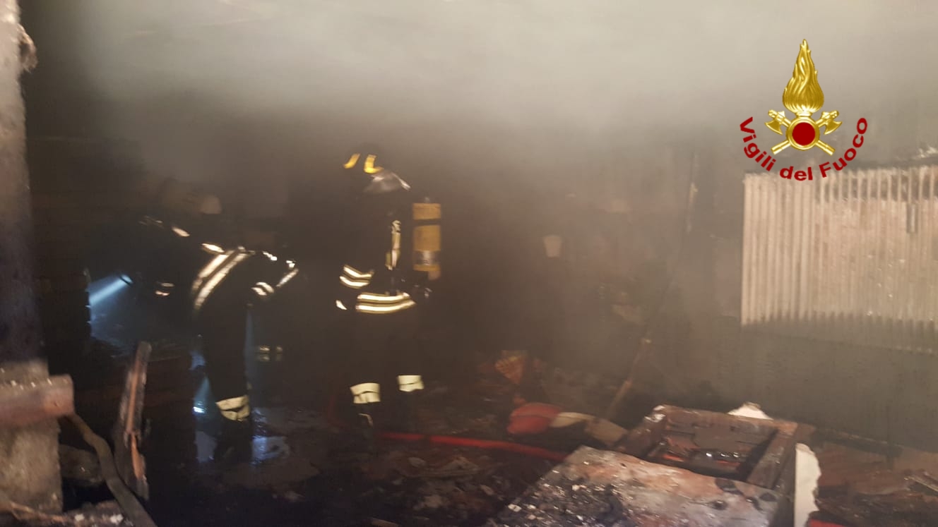 Incendio distrugge la taverna di una palazzina FOTO