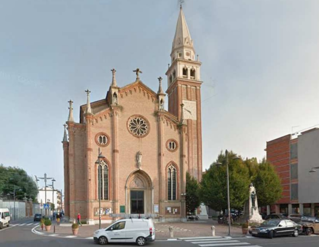 Parroco ai fedeli: “Non chiamate più i vigili per parcheggio selvaggio”