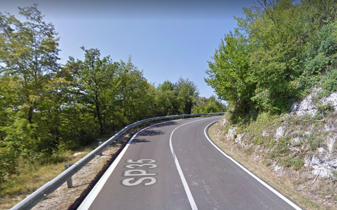 Asfalto groviera sulla SP 35 a Moruri, il limite scende da 90 a 30 chilometri orari