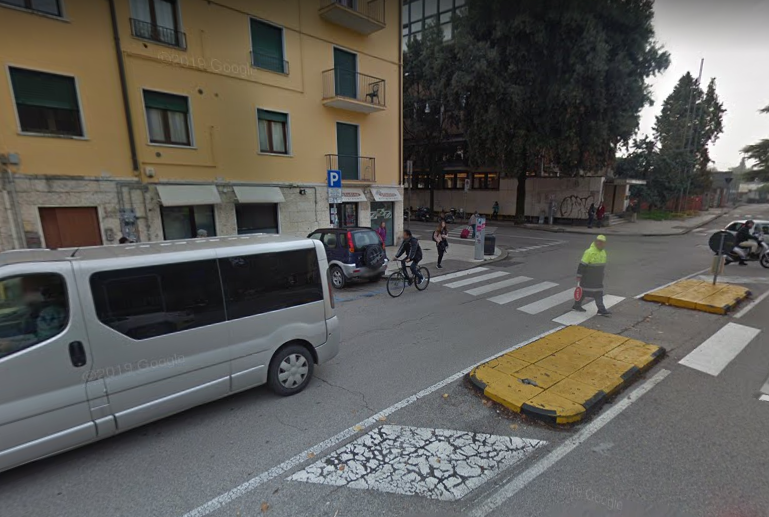 Cede la strada in zona universitaria a Verona